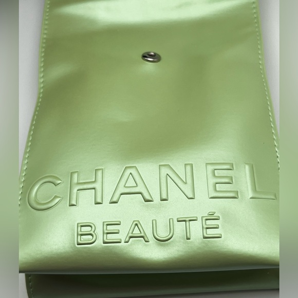 Chanel Makeup Lunch Pouch”The City Break” Iridescent Green Snap Closure & Polish - Picture 15 of 17